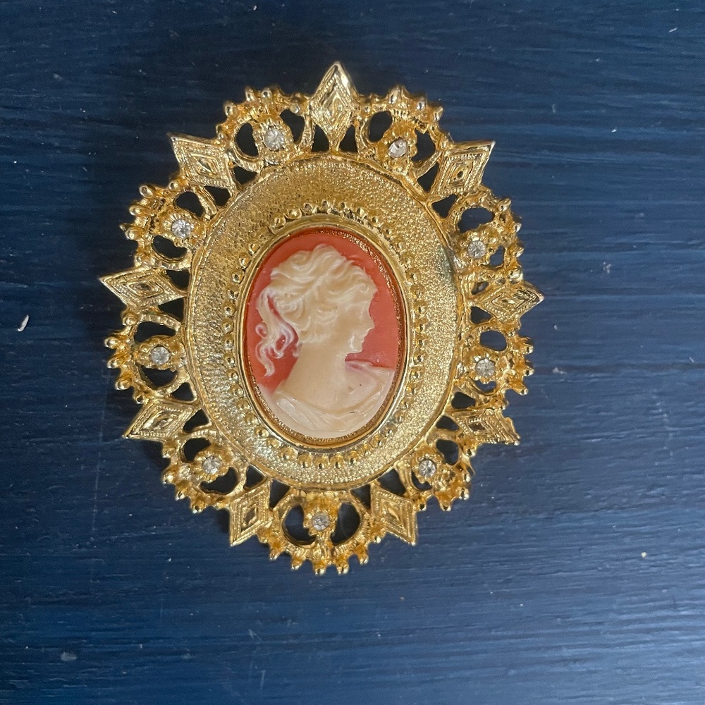 OLD CORO CAMEO BROOCH